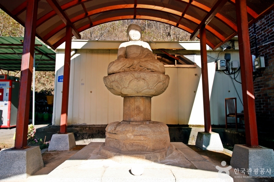 충주 오갑사지 석조여래좌상