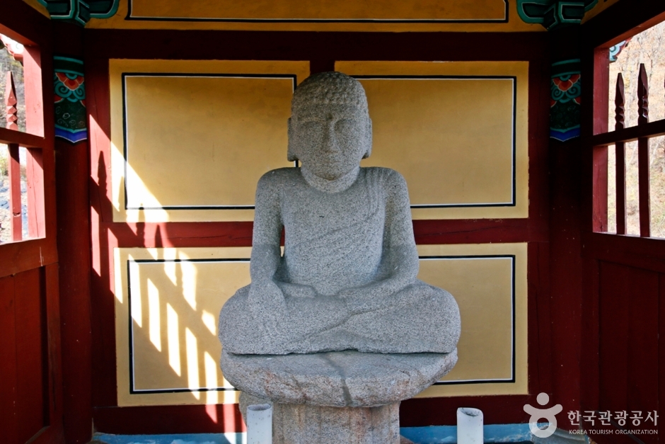 충주 문주리 석조여래좌상