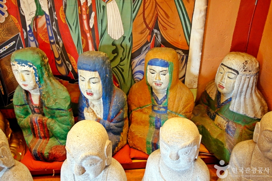 충주 신흥사 석조 나한상