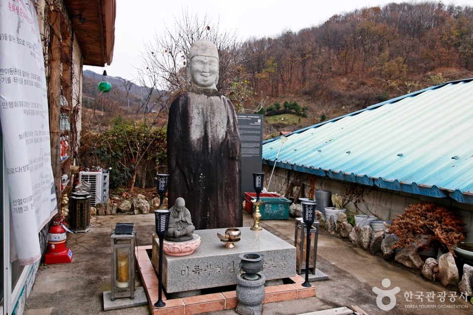 충주 지당리 석조여래입상