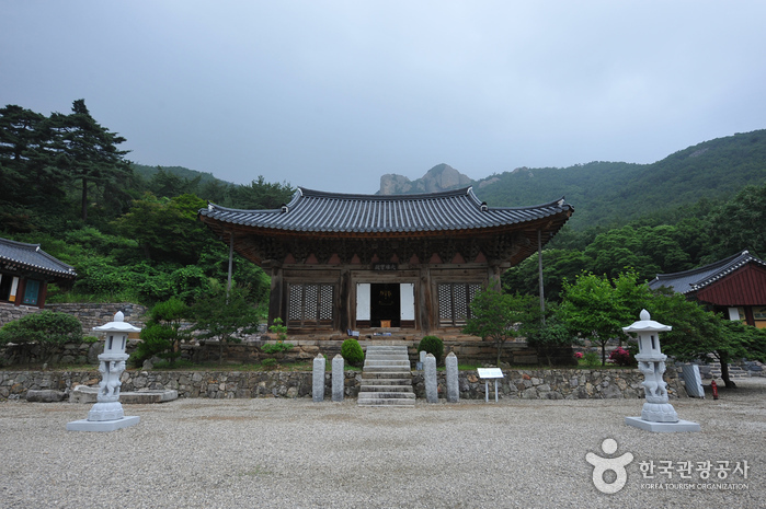 숲길 따라 만나는 고색창연한 절집 풍경, 내소사와 개암사