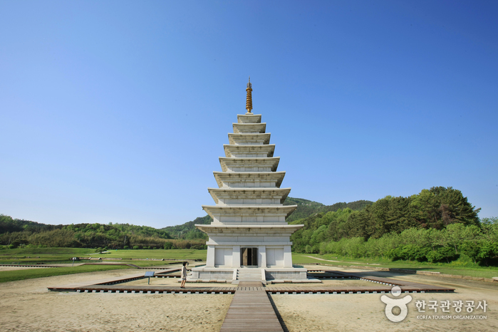 역사 위에 피어난 봄