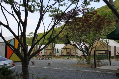 산세 깊은 계룡산에서 쾌적한 글램핑